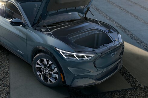 Área de Almacenamiento y Carga en Cofre de Camioneta SUV Eléctrica Ford Mustang MachE 2023